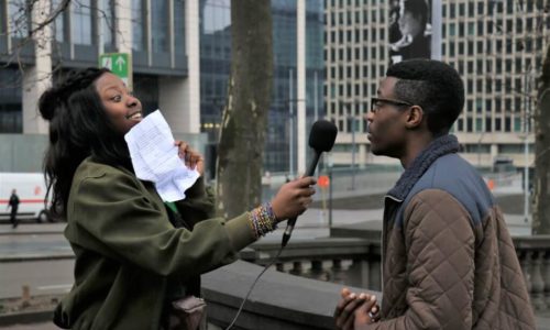 leerlingen interviewen elkaar over de schoolbuurt
