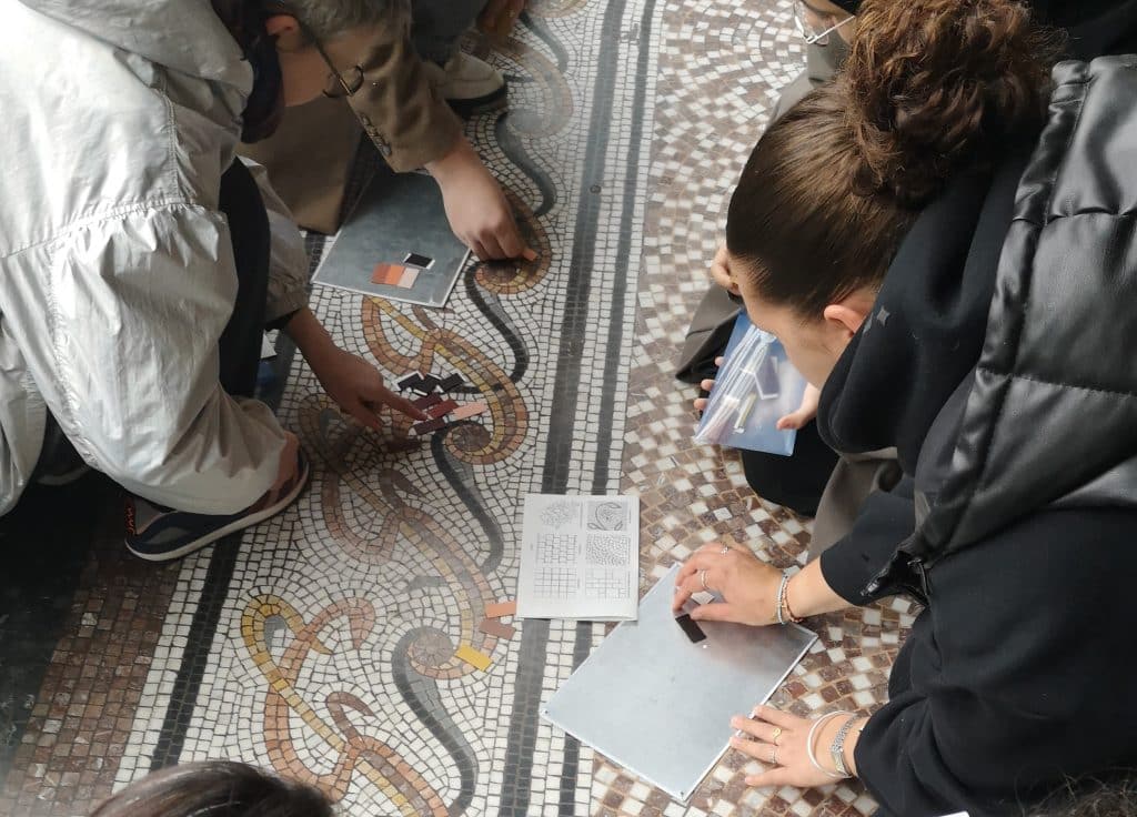 Des étudiants observent les couleurs de la mosaïque du hall du Musée des Instruments de musique