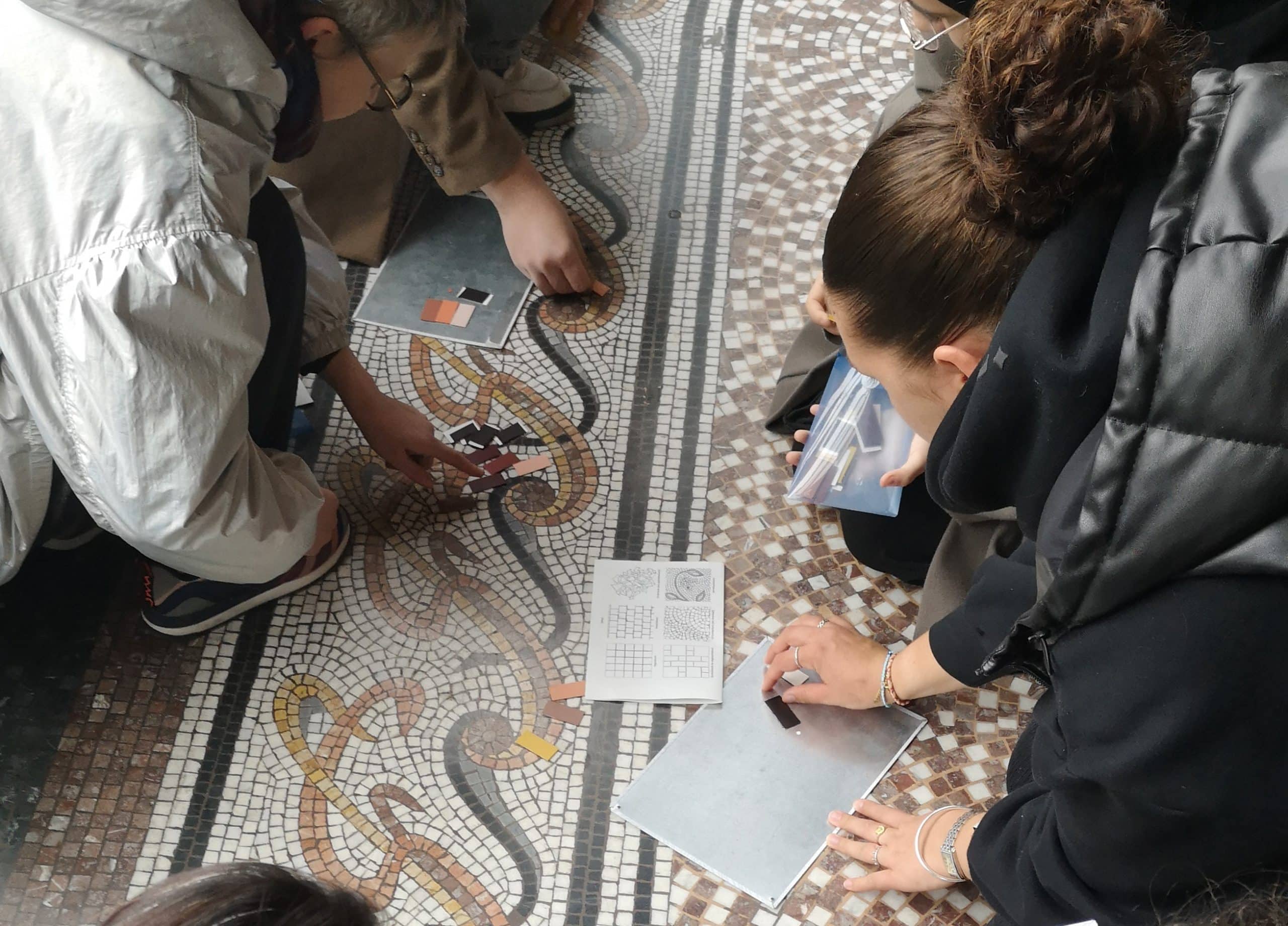 Des étudiants observent les couleurs de la mosaïque du hall du Musée des Instruments de musique