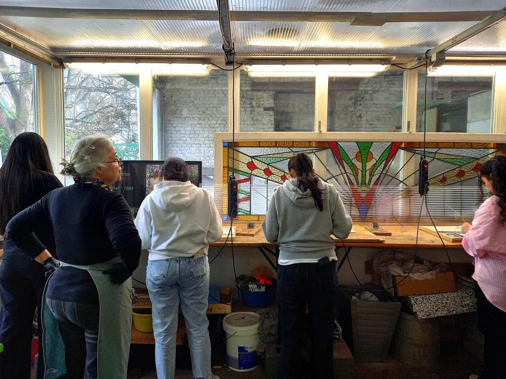 leerlingen solderen glas in lood