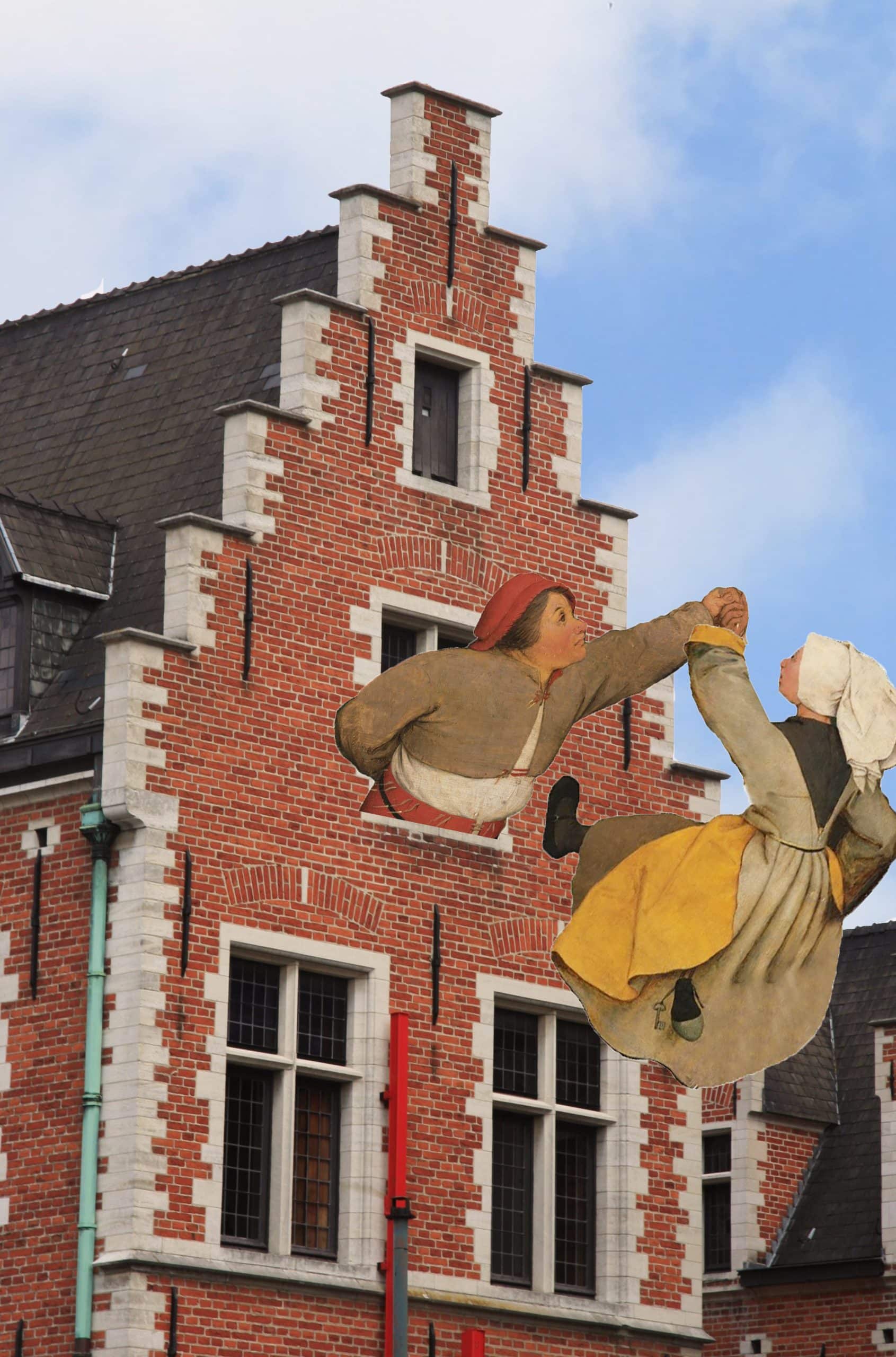 Des personnages d'un tableau de Bruegel sortent par la fenêtre de la façade de l'hôtel Ravenstein