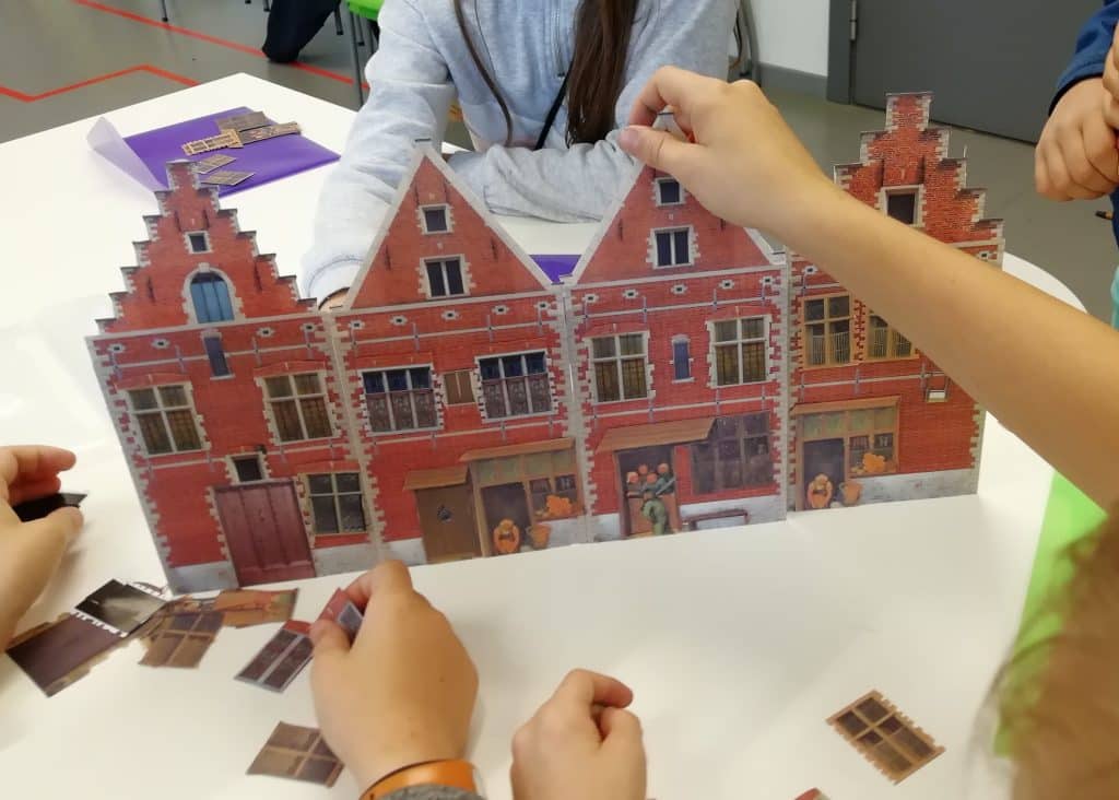 Des élèves de primaire habillent des façades miniature de style Renaissance flamande