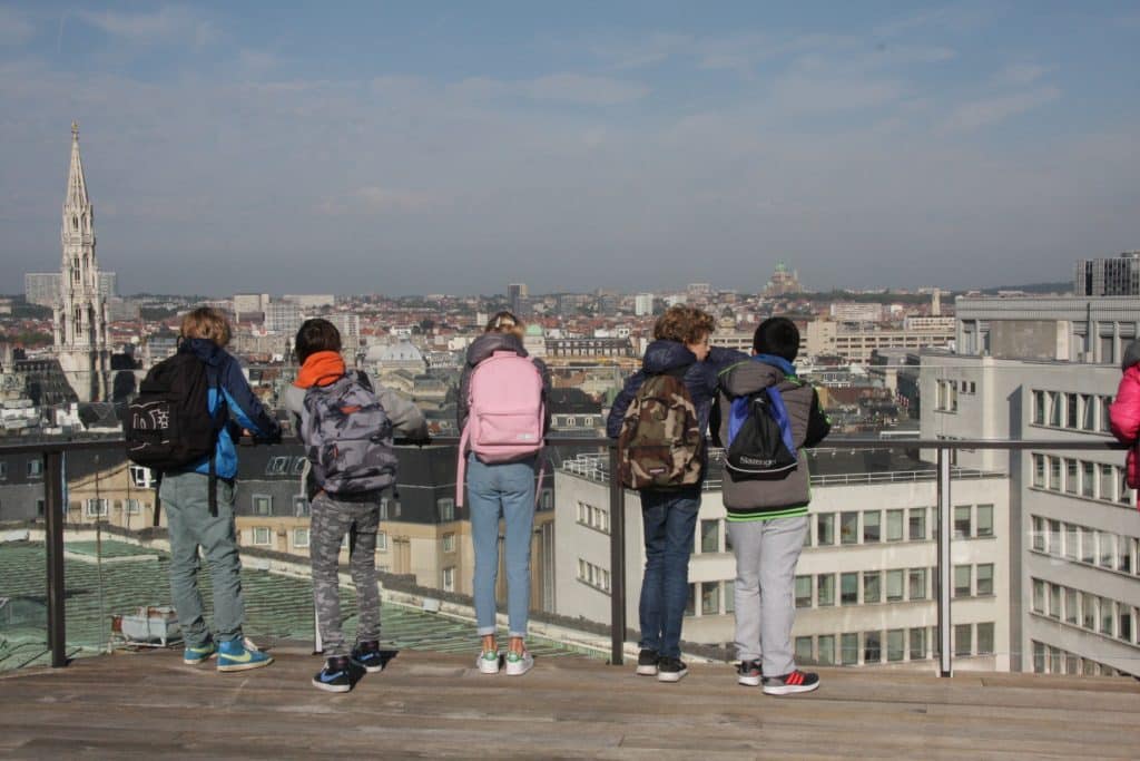 Des élèves regardent un panorama bruxellois