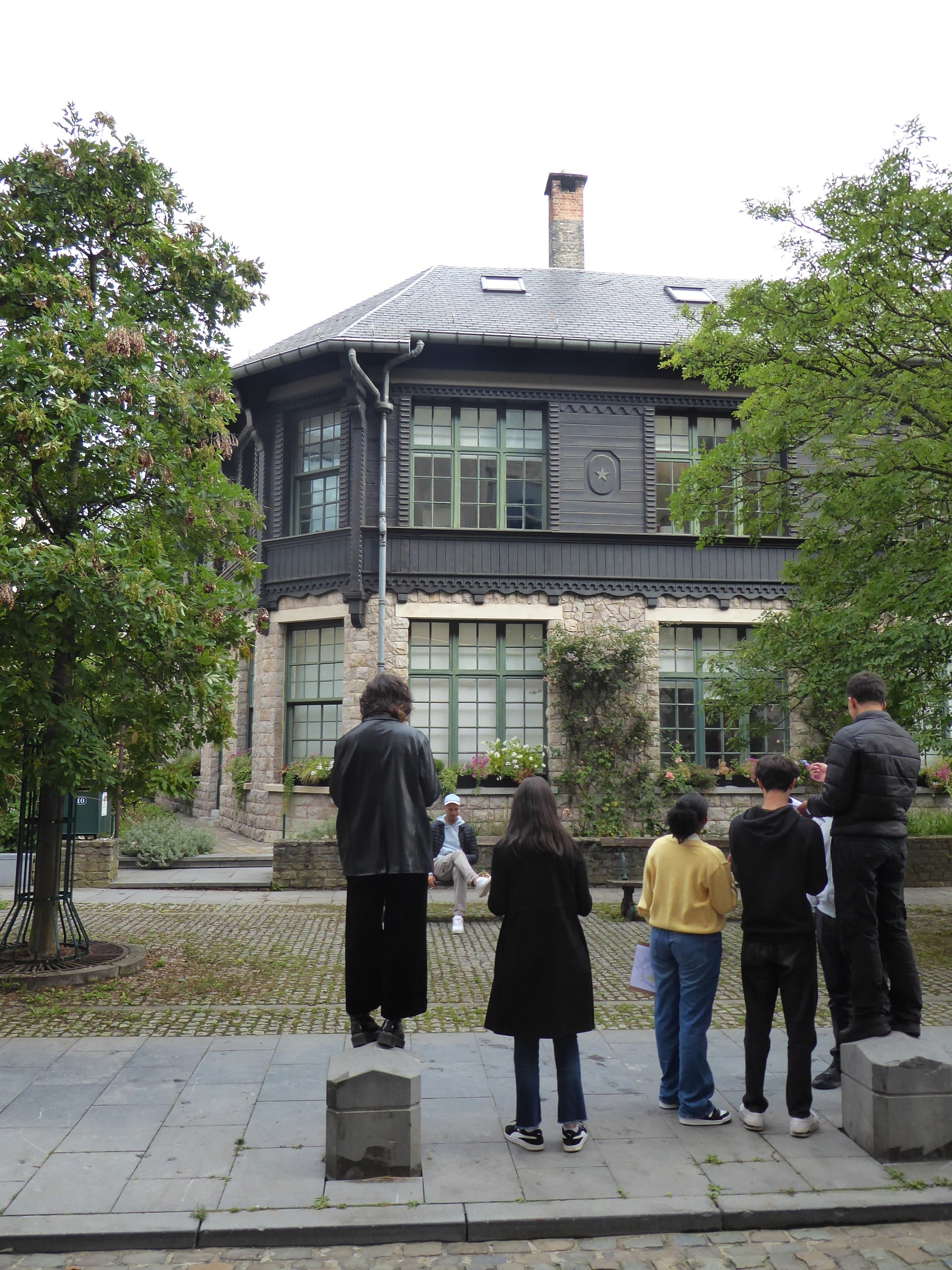 sporen van het kolonialisme Noorse chalet met leerlingen. Le bâtiment est le Chalet norvégien, ancien quartier administratif de la colonie de Léopold II