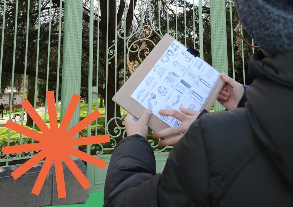 Twee leerlingen maken een oefening bij een smeedijzeren deur.