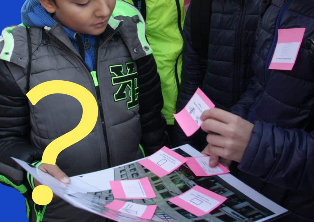 Leerlingen maken een observatieoefening bij een gevel.