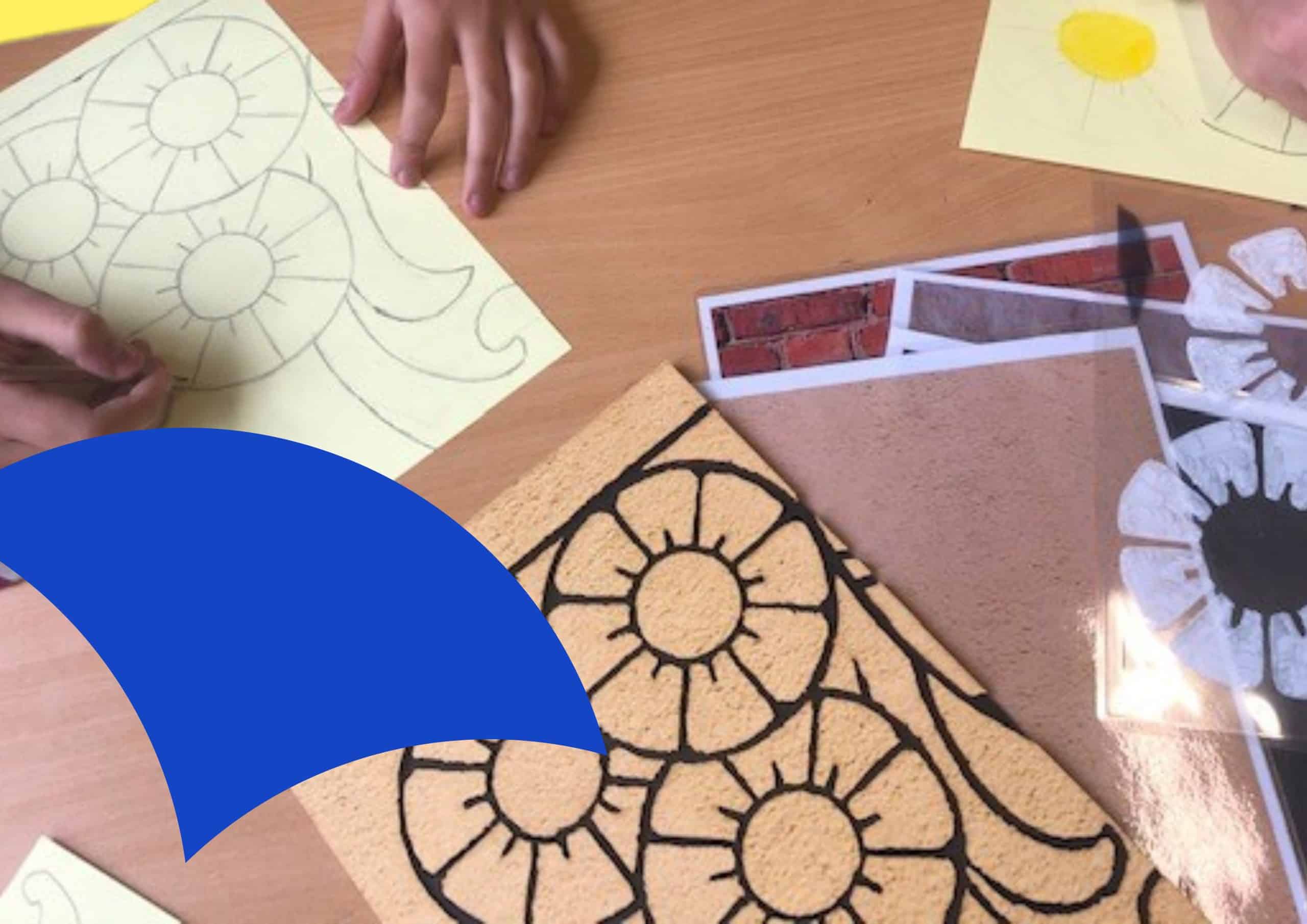 Twee leerlingen maken oefeningen over de sgraffito techniek.