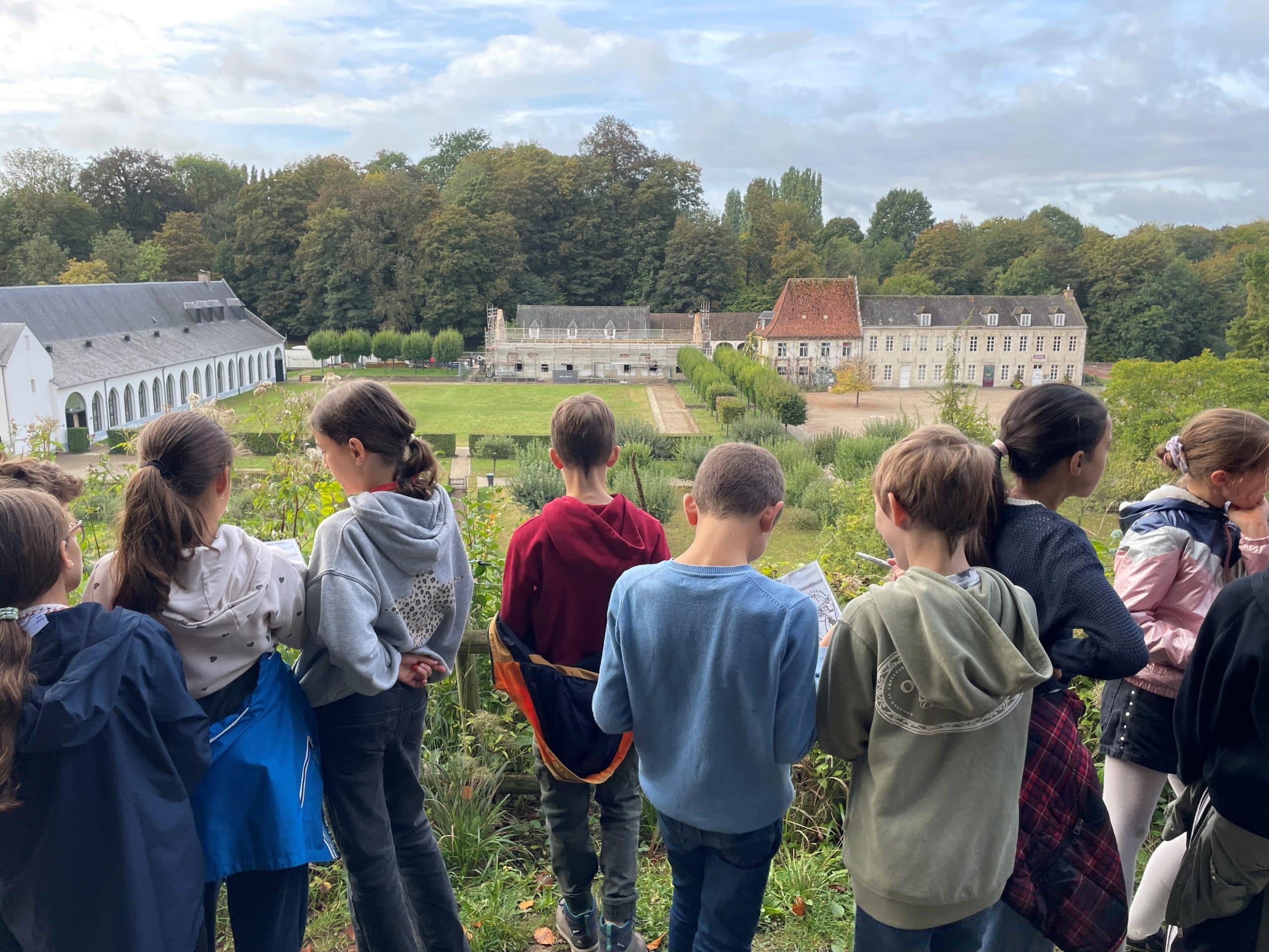 leerlingen kijken naar de site van het rood klooster