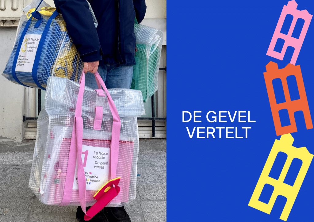 Un adulte qui porte les 3 sacs du Kit à emprunter "La façade raconte"