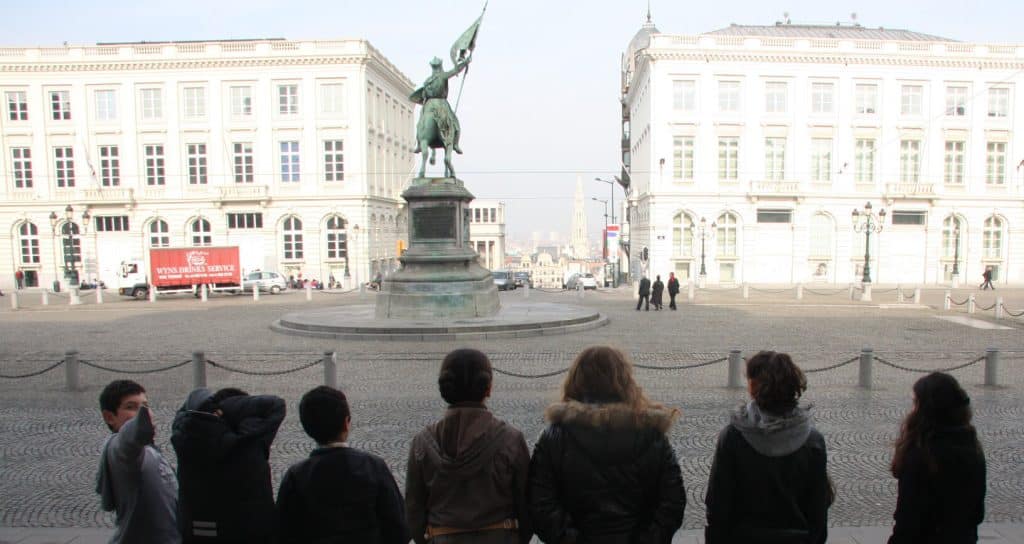 Leerlingen op het Koningsplein voor het standbeeld Godfried van Bouillon